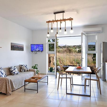 Livingfy Apt With Mountain View & Garden Vámosz Kültér fotó