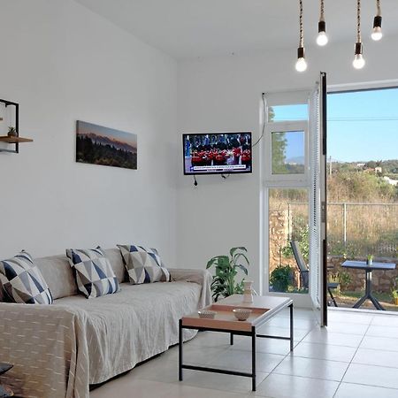 Livingfy Apt With Mountain View & Garden Vámosz Kültér fotó