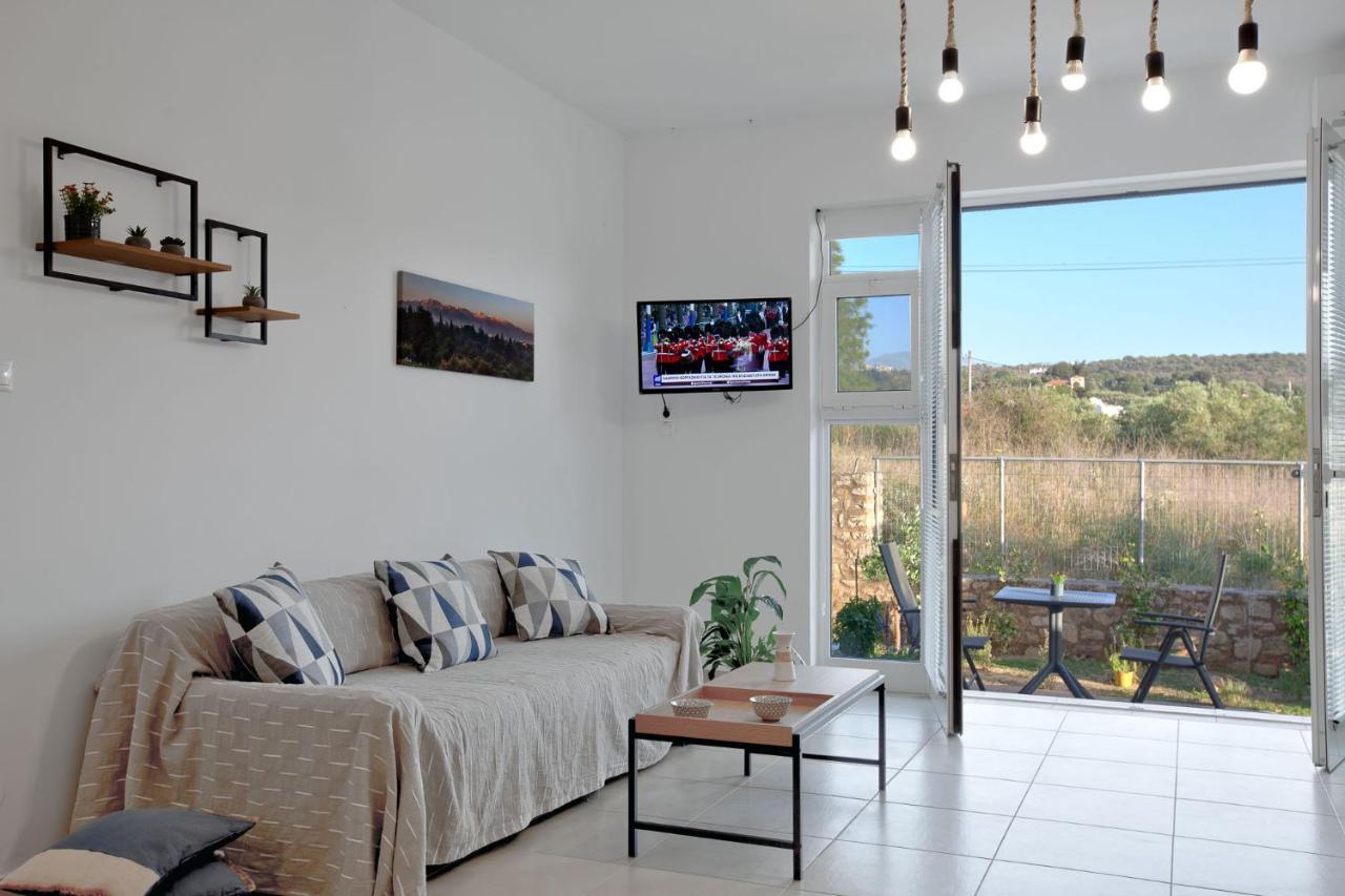Livingfy Apt With Mountain View & Garden Vámosz Kültér fotó